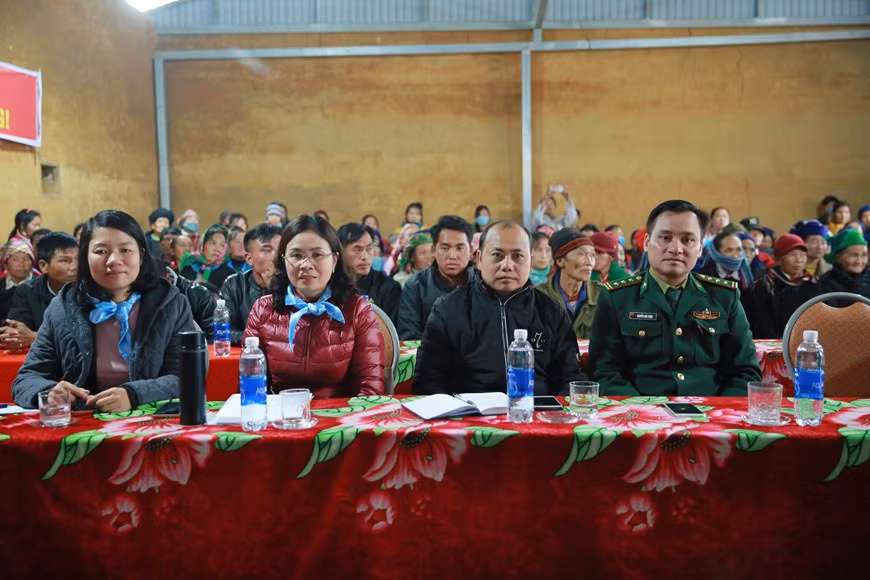 Le Vietnam compte 54 groupes ethniques dont 53 ethnies minoritaires disséminées essentiellement dans les régions montagneuses ou frontalières. Avec un total de 14,119 millions de personnes, les ethnies minoritaires représentent 14,7% de la population nationale. Elles possèdent un trésor culturel inestimable qui contribue à enrichir et diversifier la culture nationale. "La communauté des ethnies minoritaires fait partie intégrante du peuple vietnamien. Elle constitue depuis longtemps l’une des priorités du Parti, de l’État et du gouvernement, qui mobilisent les énergies et des financements pour réduire les écarts de développement entre les différents groupes ethniques, améliorer leurs conditions de vie", a souligné le Premier ministre Nguyên Xuân Phuc au IIe Congrès national des ethnies minoritaires du Vietnam tenu le 4 décembre à Hanoï.