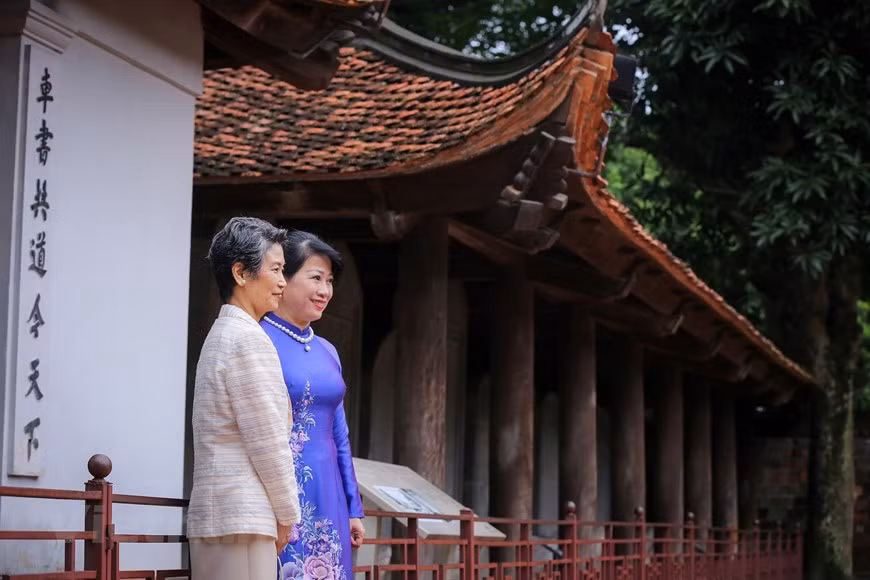 Les deux femmes ont pris un photo de famille au Temple de la Littérature. Ce temple résume à merveille l’acculturation qui résulte du mariage de l'ancienne culture Viêt avec la culture chinoise, mariage forcé pendant plus de mille ans de domination chinoise (189 AC-938). Ensuite, il y a eu une adoption volontaire et assidue de la culture chinoise pendant la longue période des dynasties royales indépendantes (938 - première moitié du XIXe siècle), et c’est ainsi qu’au fil des siècles, se sont greffés sur le fonds originel Viêt du Sud-Est asiatique les apports importants de l’Empire céleste, tant sur le plan matériel (agriculture, technique, métiers) que sur le plan moral et spirituel (coutumes, rites, confucianisme, bouddhisme, taoïsme). 