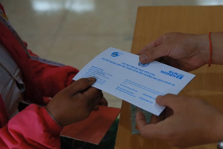 Le Vietnam promeut l’égalité des sexes et l’autonomisation des femmes. Les efforts pour réaliser les objectifs de la Déclaration et du Programme d’action de Pékin ont renforcé les cadres législatifs pour autonomiser les femmes et leur créer des chances égales d’accéder aux postes de décision. Comment mieux répondre aux besoins des minorités ethniques ? Comment s’assurer que les projets initiés soient aptes à sortir définitivement les minorités ethniques de la pauvreté ? Conscient de ce problème, le gouvernement vietnamien a initié une série de politiques et de programmes d’aide, cofinancé par des organisations internationales. Il s’agit entre autre du Programme de développement socio-économique pour les communes en situation d’extrême difficulté des régions montagneuses et reculées, de celui d’appui à la réduction rapide et durable de la pauvreté dans les 61 districts les plus désavantagés du pays, de celui d’octroi de terres arables et de sédentarisation pour les minorités ethniques du Sud-Ouest (Nam Bô occidental).