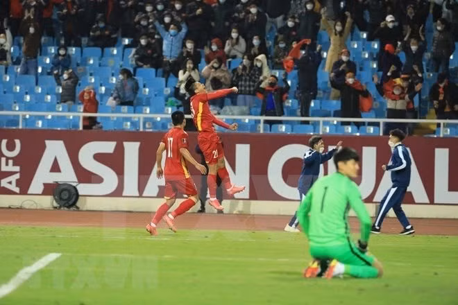 Phan Van Duc et d'autres joueurs vietnamiens célèbrent le troisième score du Vietnam. Photo : VNA Le gardien Nguyen Manh souffrait et il a été remplacé par Bui Tan Truong. Dans la dernière minute du match, la Chine a réussi à mettre le ballon dans les filets du Vietnam, son seul but du match.- VNA