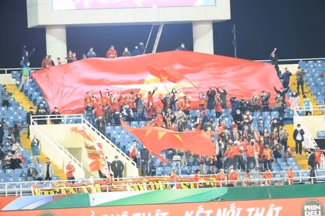 Des supporters vietnamiens au stade My Dinh. Photo : VNA Au début de la seconde mi-temps, la Chine n'avait pratiquement aucune chance devant le gardien vietnamien Nguyen Manh.