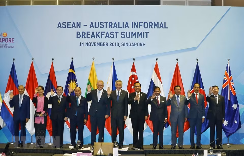 Le PM Nguyen Xuan Phuc (4e à gauche), d'autres dirigeants de l'ASEAN et le PM australien Scott Morrison (5e à gauche) au petit-déjeuner informel entre l'ASEAN et l'Australie, le 14 novembre. 