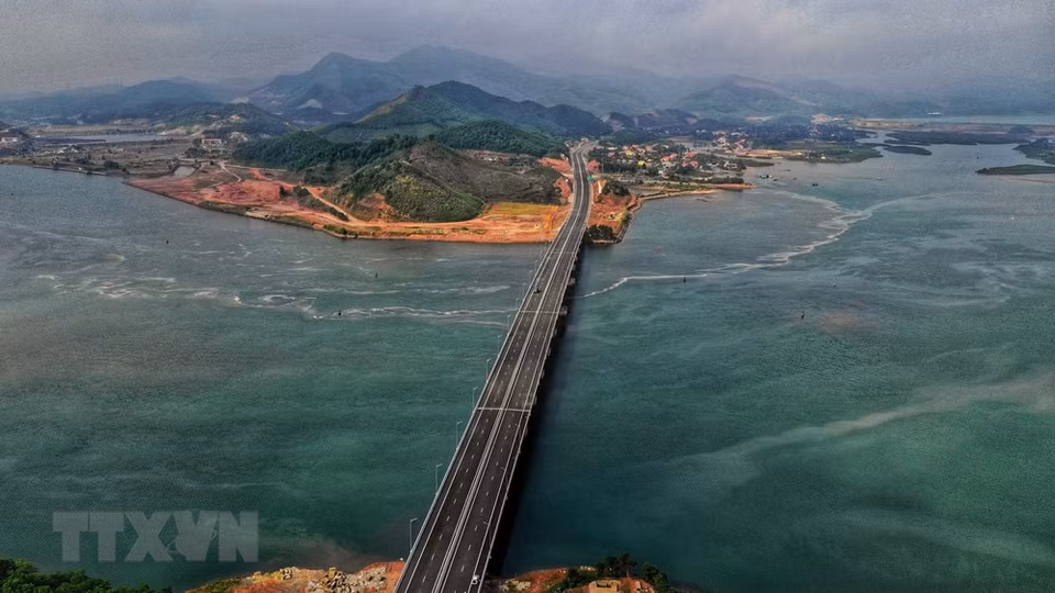 Elle permettra de raccourcir le temps de trajet entre la ville de Ha Long et le district insulaire de Van Don (province de Quang Ninh) de 90 minutes à 50 minutes.