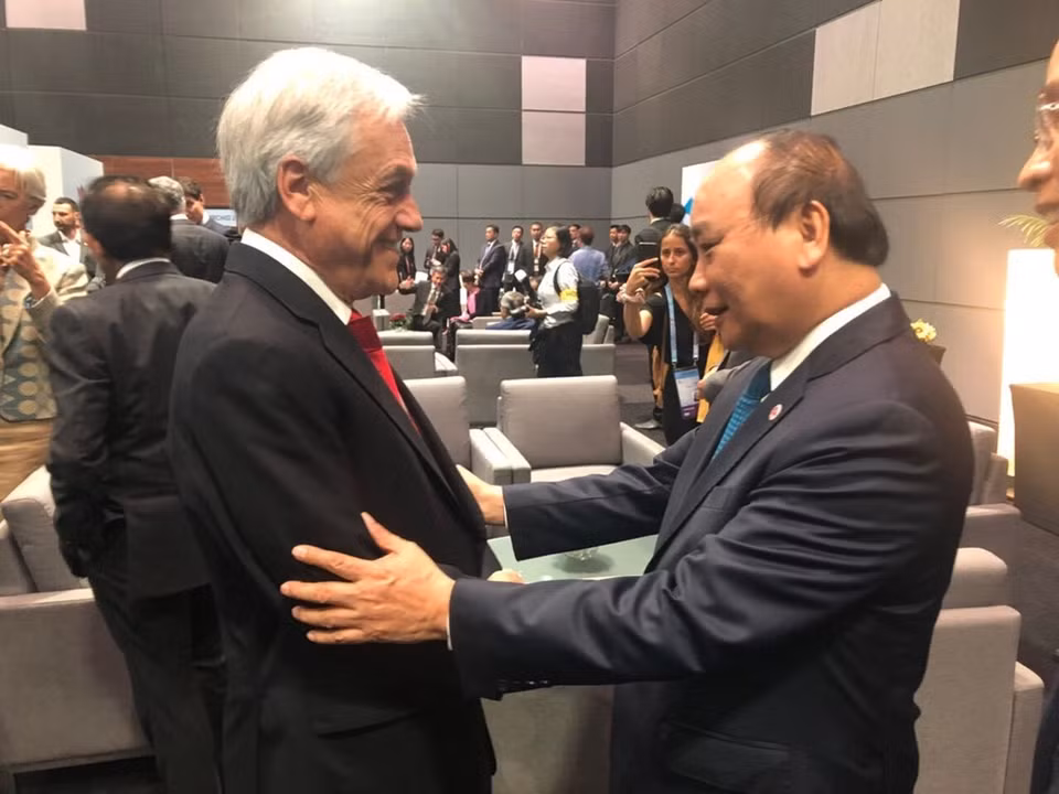 Le PM Nguyen Xuan Phuc (droite) et le président du Chili, Sebastian Pinera. 