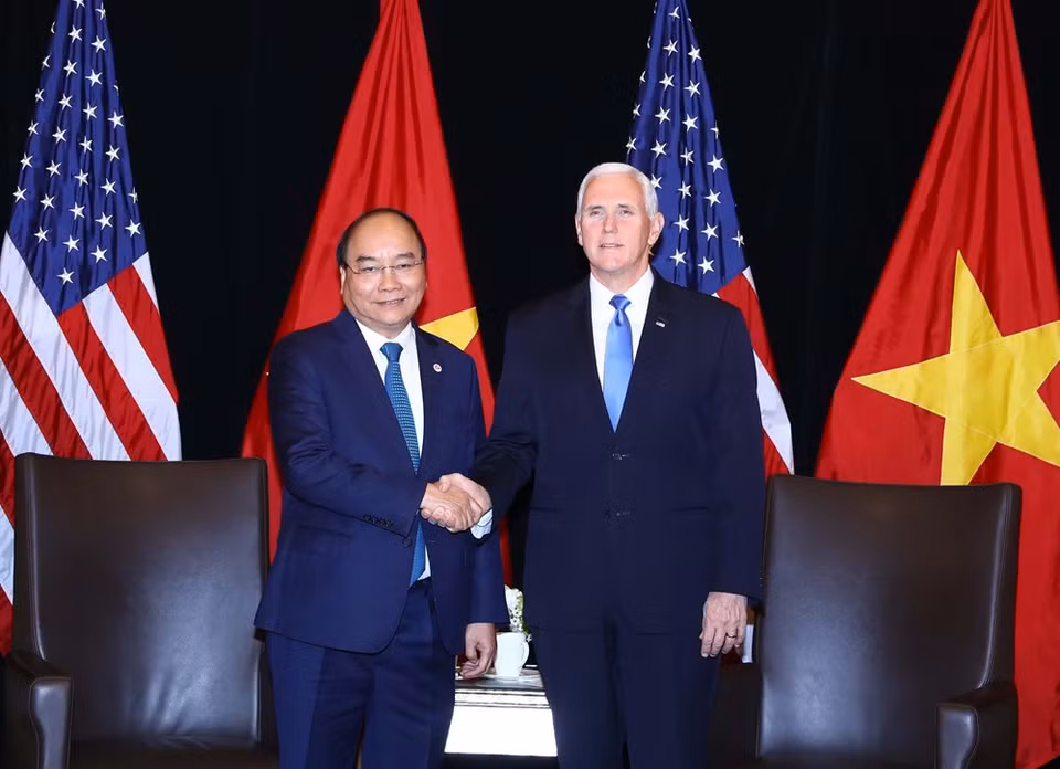 Le PM Nguyen Xuan Phuc a rencontré le vice-président américain Mike Pence à Singapour le 14 novembre. 