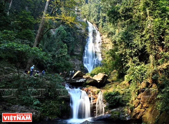 La chute d’eau de Khe Rem a accueilli en 2016 plus de 45.000 touristes vietnamiens et étrangers