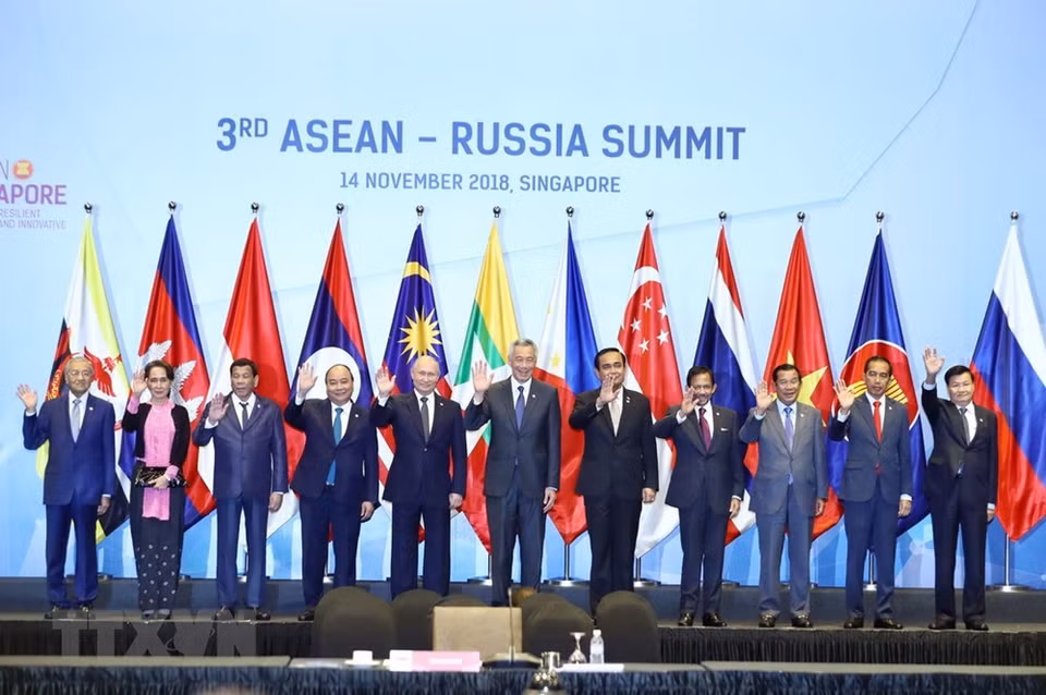 Le PM Nguyen Xuan Phuc (4e à gauche), d'autres dirigeants de l'ASEAN et le président russe Vladimir Poutine (5e à gauche) lors du 3ème Sommet Russie-ASEAN. 