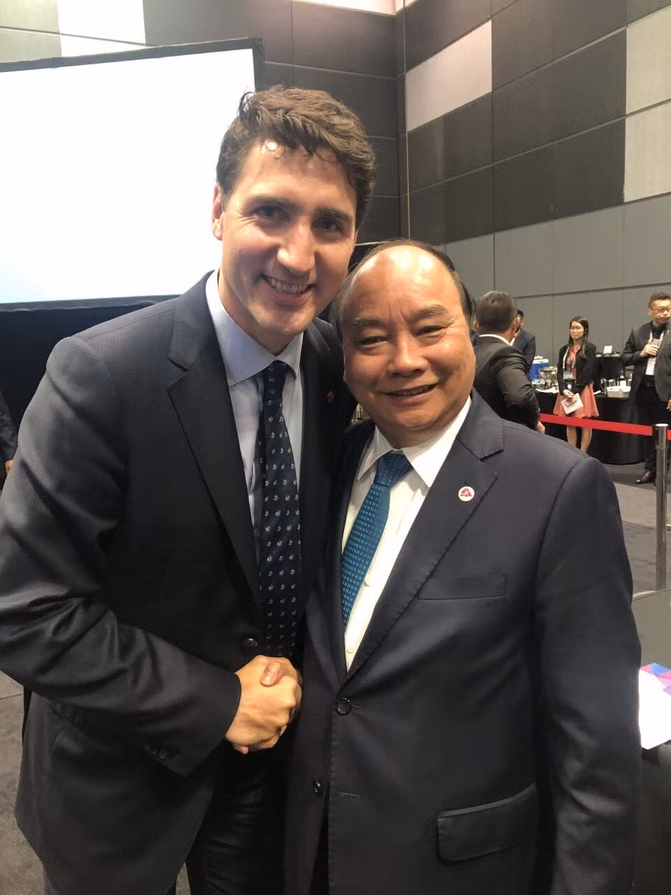 Le PM Nguyen Xuan Phuc rencontre son homologue canadien Justin Trudeau. 