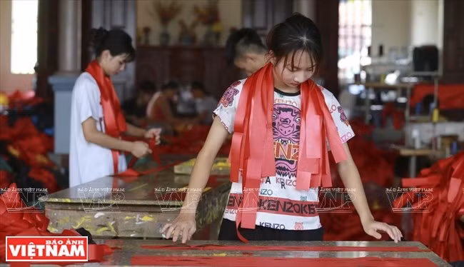 Le métier traditionnel est transmis aux jeunes.