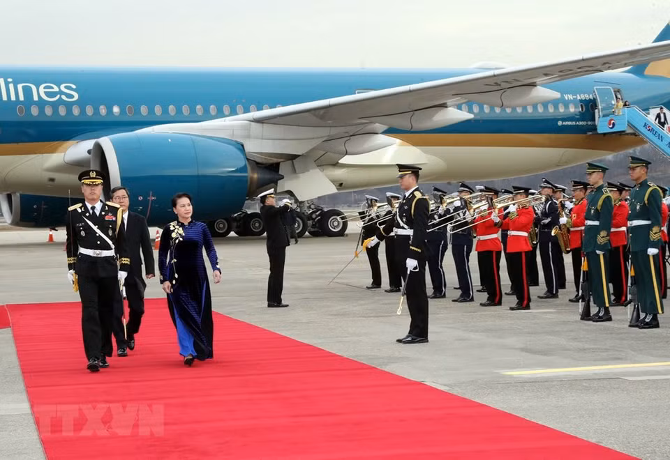 La cérémonie d'accueil de la dirigeante vietnamienne a eu lieu à l'aéroport Seong-nam