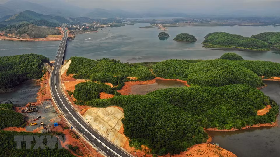 L’autoroute Ha Long-Van Don, d'une longueur de près de 60 km, représente un investissement de 14.000 milliards de dongs.
