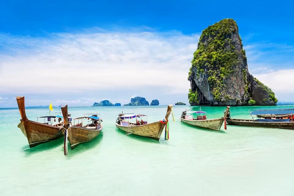 L'Île de Phuket, la plus grande île thaïlandaise de la mer d'Andaman, est l’un des sites touristiques à ne pas manquer en Thaïlande. Une fois y arriver, les touristes peuvent contempler non seulement la mer bleue, le sable blanc, mais aussi être séduits par la gastronomie de cette île. 