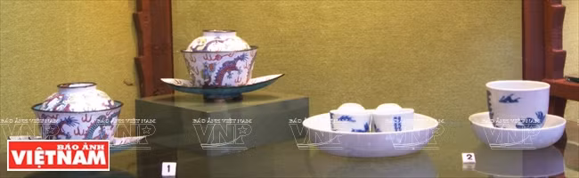 Tasse avec couvercle portant la marque « Minh Mang » (en cuivre émaillé, au 19e siècle) et des tasses à thé portant la marque « Nôi Phu ». 