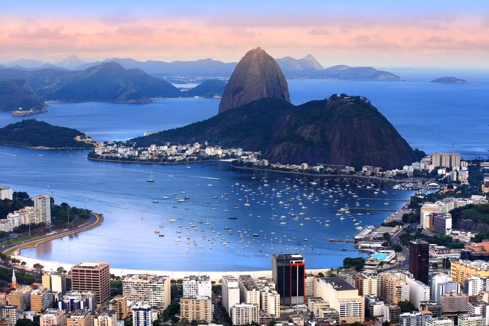 Rio de Janeiro est la deuxième plus grande ville du Brésil après Sao Paulo. Elle est mondialement connue pour son carnaval, ses plages ainsi que sa statue du Christ Rédempteur au sommet du Corcovado. La gastronomie de cette ville est très diverse et originale.