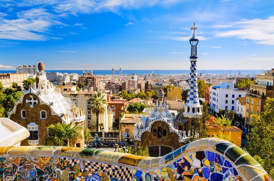 Barcelone, qui est l'une des dix meilleures villes du monde, attire aussi le plus grand nombre de touristes en Espagne. Avec des ouvrages architecturaux originaux et des musées historiques bien connus, Barcelone est une destination idéale pour les visiteurs des quatre coins du monde. 