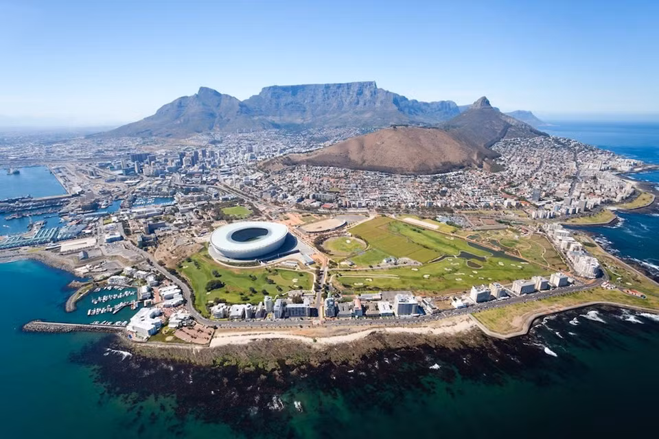 Le Cap est appelé une ville touristique la plus intéressante de l'Afrique du Sud. Cette ville est marquée par un grand port maritime et des paysages naturels magnifiques. 