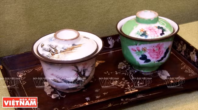 Tasses avec couvercle en céramique émaillée multicolore, fin du 19e siècle – Lai Thiêu.