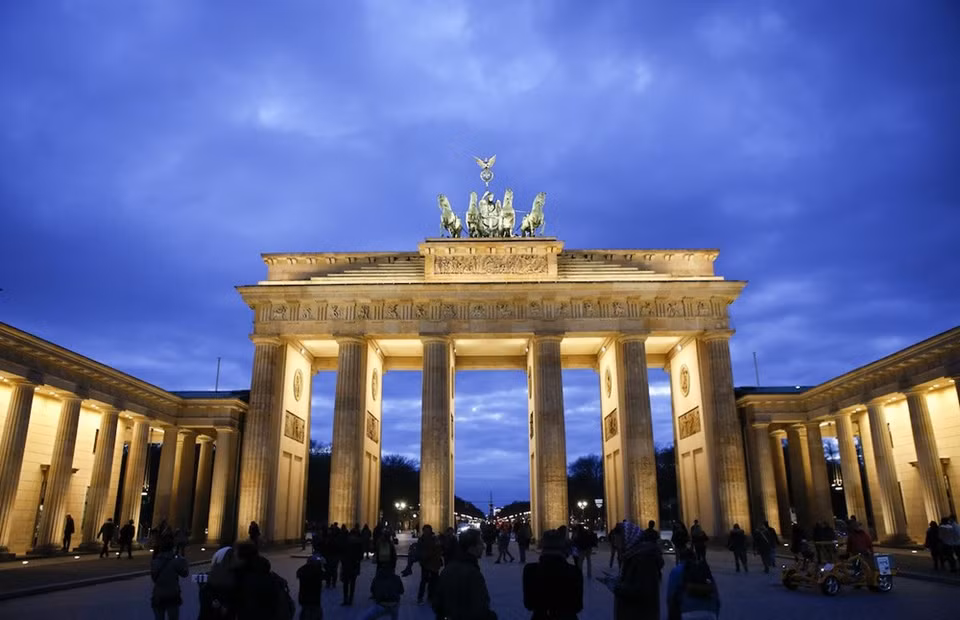 Berlin est l'une des plus grandes villes de l'Union européenne. La capitale de l'Allemagne est une ville mondiale culturelle et artistique de premier plan, avec des châteaux gigantesques, des sites historiques précieux et des trésors patrimoines de l'Humanité. 