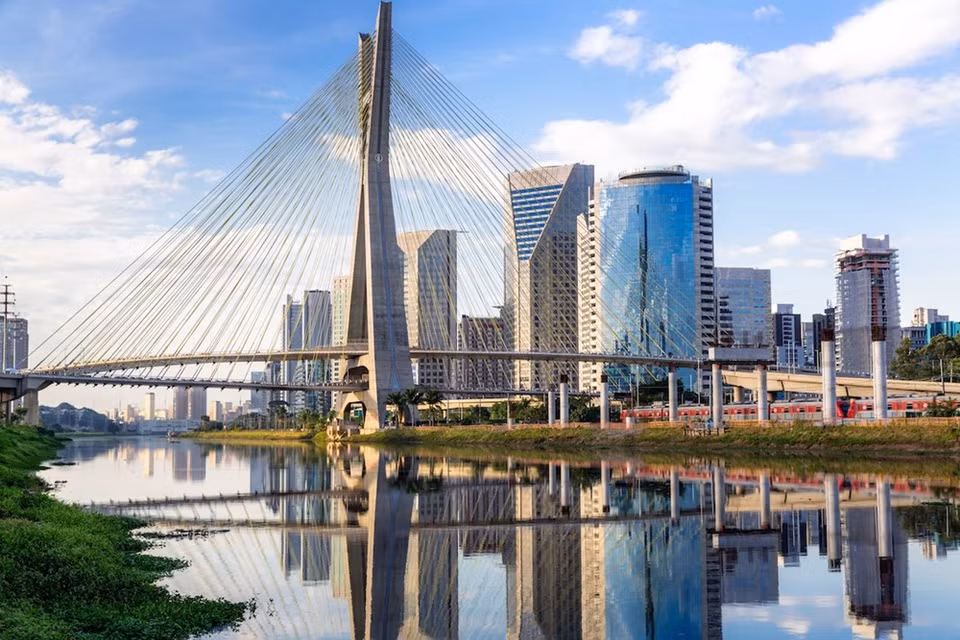 Sao Paulo est la ville la plus peuplée du Brésil avec plus de 100 ethnies. La ville est très fréquemment surnommée ​Sampa par ses habitants, et fut parfois appelée la ​Cidade de Garoa​. Elle est connue pour son climat imprévisible, son architecture et notamment ses gratte-ciels, sa gastronomie, et le nombre d'hélicoptères survolant la ville. 