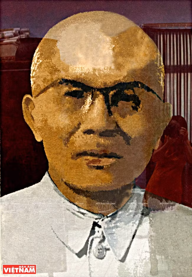 Un tapis de laine représentant le président Tôn Duc Thang, réalisé à la main avec de la laine de mouton et du fil de coton. 