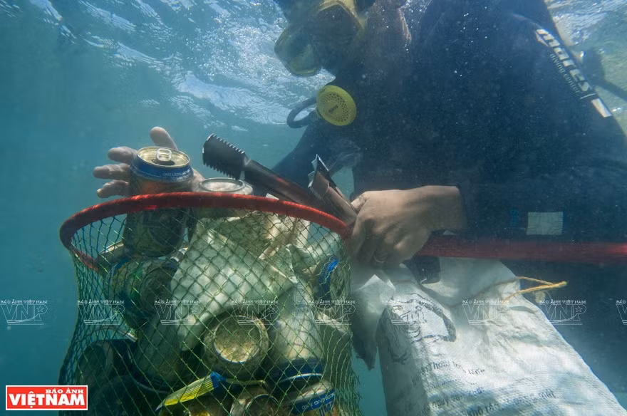 Au cours de leurs plongées, les membres de l'équipe ramassent également des déchets plastiques collés aux récifs. Photo: Vietnam Illustré