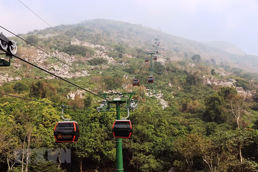 Le téléphérique conduisant les touristes au mont Ba Den vient d'être exploité. Photo: VNA