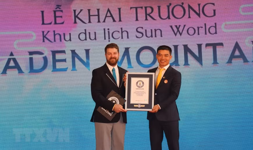 Le 17 janvier, le Livre Guinness des records a annoncé sa reconnaissance le téléphérique du site touristique national de Ba Den comme la plus grande station de téléphérique du monde. Photo: VNA