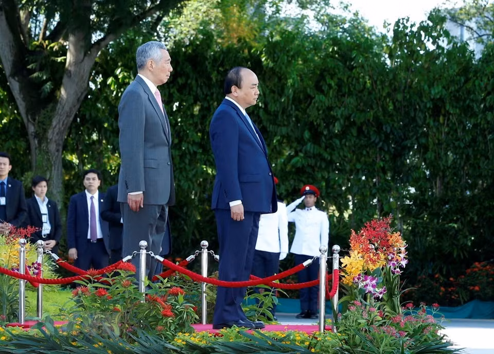Le Premier ministre vietnamien Nguyen Xuan Phuc (droite) et son homologue singapourien Lee Hsien Loong. 