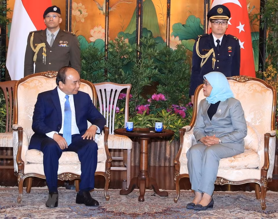Le Premier ministre Nguyen Xuan Phuc et la présidente de Singapour Halimah Yacob. 