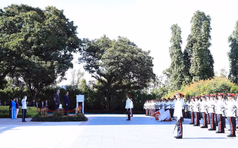 Le Premier ministre vietnamien Nguyen Xuan Phuc passe en revue la garde d'honneur à la réception. 
