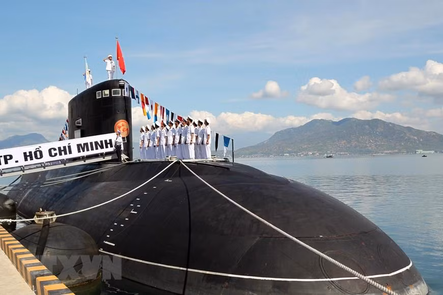  Cérémonie de lever des couleurs nationaux sur le sous-marin de classe Kilo de type 636, baptisés HQ-183 Hô Chi Minh-Ville Hanoi, dans la matinée du 3 avril 2014, au port de Cam Ranh (province centrale de Khanh Hoa).