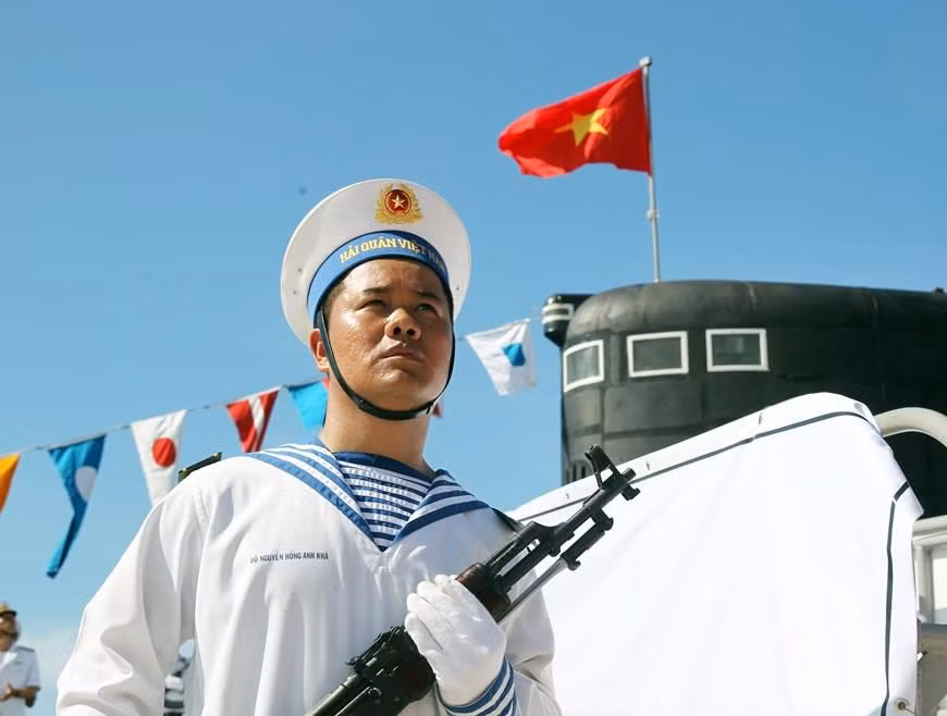 En valorisant la tradition de la marine héroïque vietnamienne, des officiers et soldats de la brigade des sous-marins 189 sont absolument fidèles au Parti, à la Patrie et au peuple. Ils ne cessent de s’entraîner, de renforcer la vigilance et de se prêter toujours à battre leurs adversaires pour gagner et défendre fermement la souveraineté de la mer et des îles du pays. 
