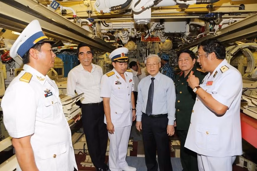 Le secrétaire général du PCV Nguyên Phu Trong a fait l'inspection du sous-marin HQ-184 Hai Phong, lors de sa tournée le 5 mai 2016. 