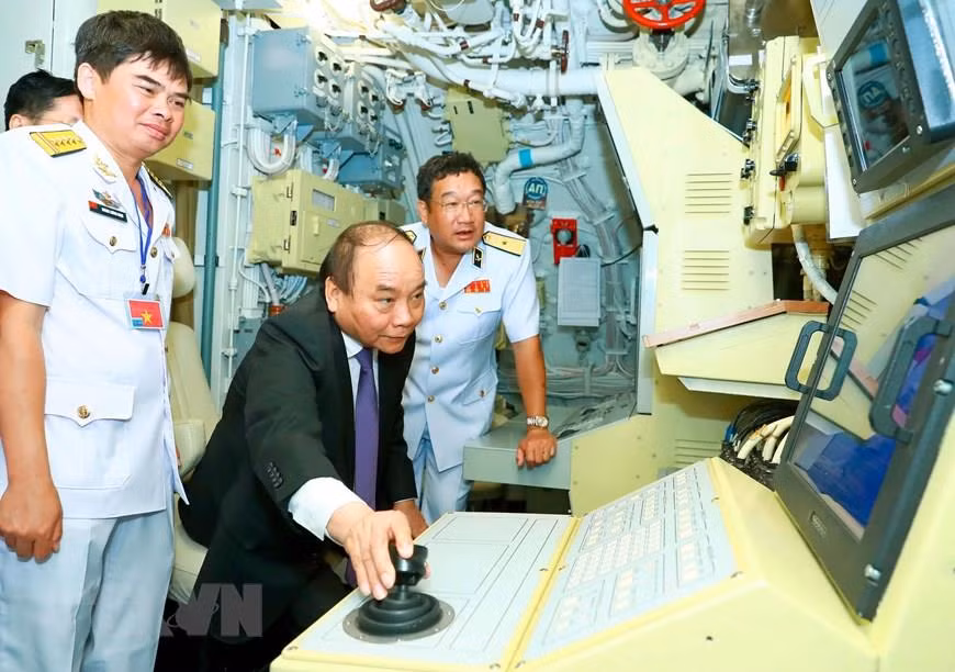 Le Premier ministre Nguyên Xuân Phuc inspecte le sous-marin HQ-187 Ba Ria-Vung Tau. 