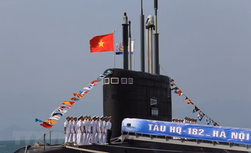  Cérémonie de lever des couleurs nationaux sur le sous-marin de classe Kilo de type 636, baptisés HQ-182 Hanoi, dans la matinée du 15 janvier 2014, au port de Cam Ranh (province centrale de Khanh Hoa). Il s’agit du premier sous-marin de la classe Kilo 636 sur six submersibles commandés à la Russie et livré à la marine vietnamienne.
