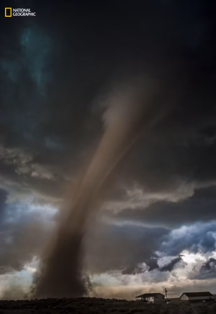 Deuxième place dans la catégorie "Action". Une violente tornade s'approche dangereusement de lotissements dans la localité de Wray, au Colorado (États-Unis), le 7 mai 2016.