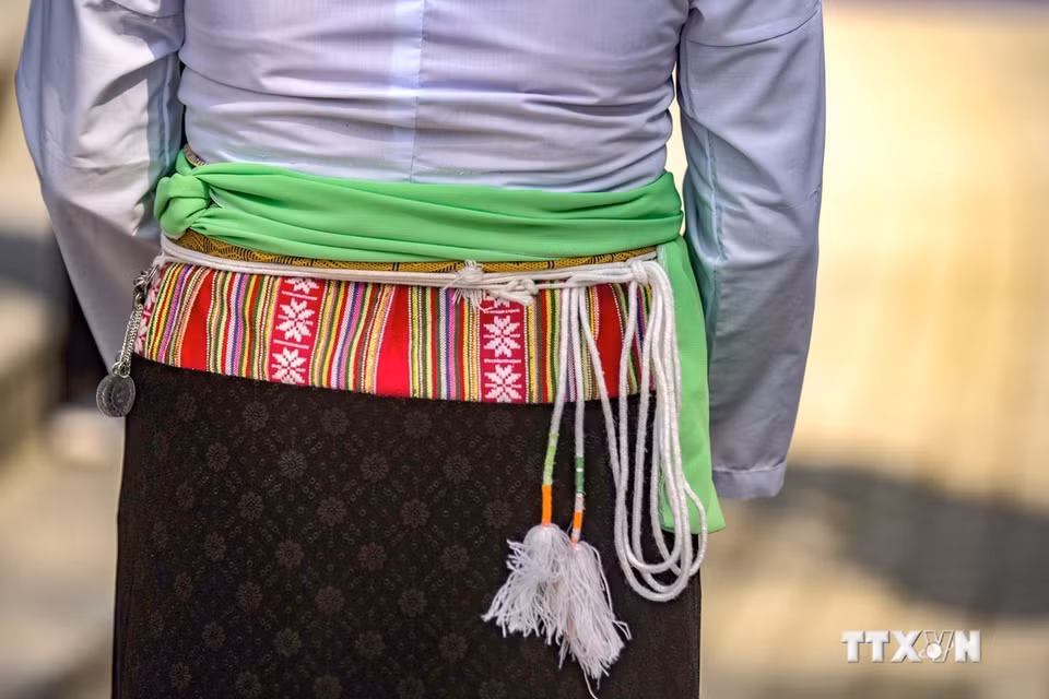  Les accessoires qui accompagnent le costume traditionnel, tels que des bracelets en argent et des chaînes en argent, sont des éléments clés. Photo : VNA 