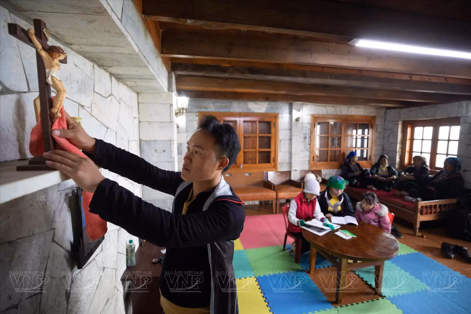  Les enfants de la paroisse de Hau Thao, dans le village de Hang Da, hameau de Hau Chu, commune de Hau Thao, ville de Sa Pa, province de Lao Cai, participent à un cours de catéchisme. Photo : VI 