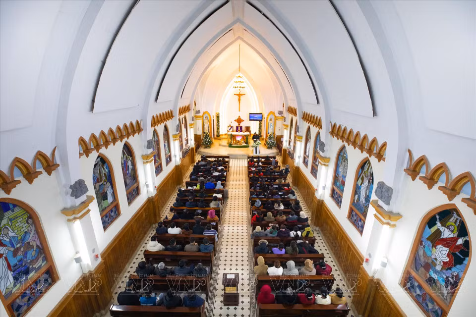  Une cérémonie solennelle est organisée dans l'église en pierre de Sa Pa. Photo : VI 