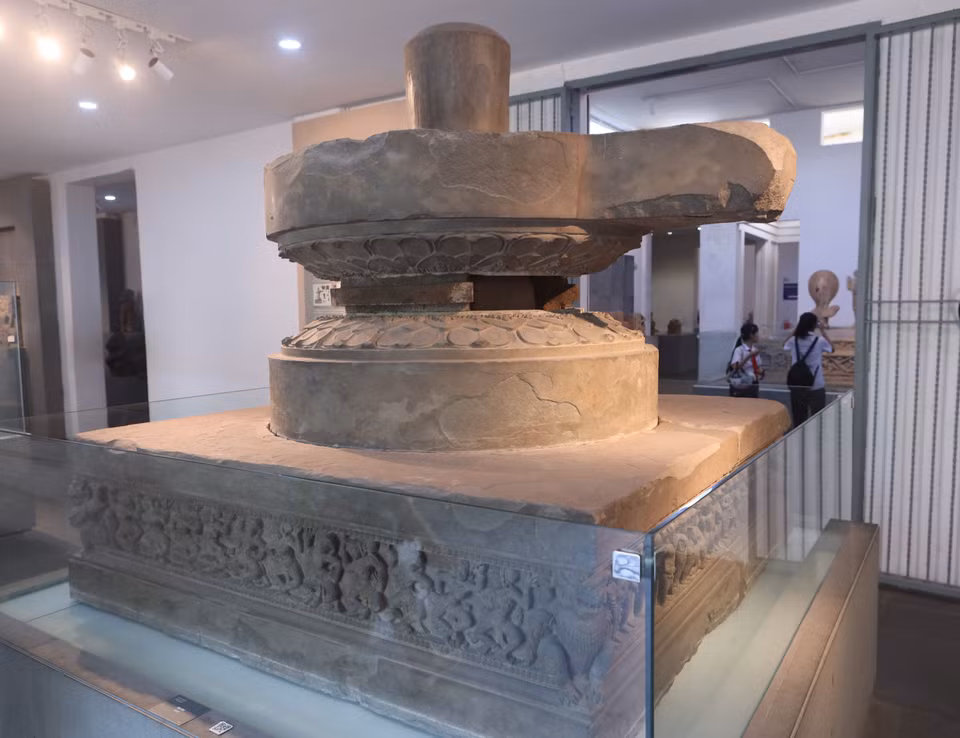  L'autel de Tra Kiêu, daté du VIIème au Xème siècles, est un véritable chef-d'œuvre de la sculpture Cham. Découvert en 1918 à Trà Kiêu, ancienne capitale Cham, cet autel en grès est orné de quatre bas-reliefs racontant l'histoire d'amour de Rama et Sita, tirée de l'épopée du Ramayana. Il a été reconnu Trésor National en 2012. Photo : VNA 