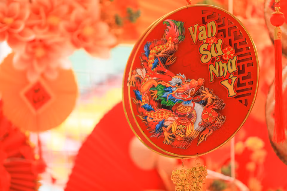  Accessoires décoratifs pour le Têt 2024 avec le souhait "Tout va bien" (Van su nhu y) dans la rue Hang Ma (rue des objets votifs). Photo : VNA 