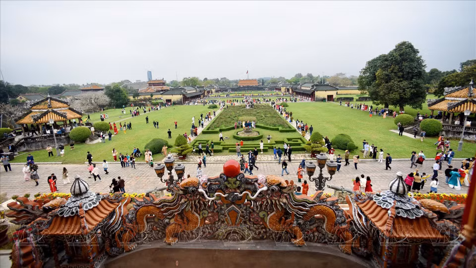  Le jardin de fleurs de la Cité interdite vu depuis le balcon du premier étage du palais de Kien Trung. Photo : VI 