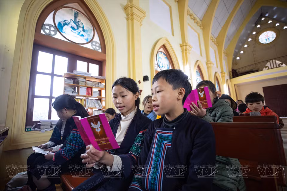  Des paroissiens de Hau Thao accomplissent des rituels à l'église. Photo : VI 