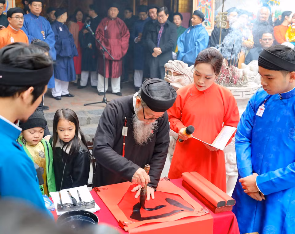  L'une des séries d'activités culturelles du programme "Têt vietnamien - Fête de rue" est la calligraphie. Photo: VNA 
