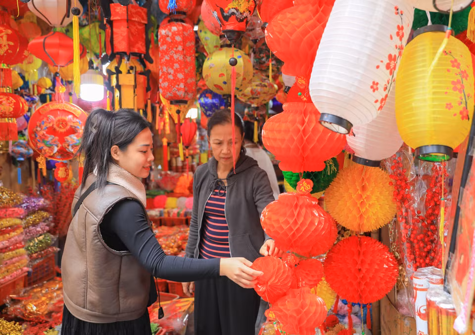  Un magasin de lanternes avec comme couleur principale le rouge, dans la rue Hang Ma. Photo : VNA 