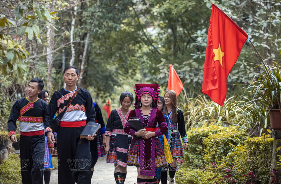  Les fidèles protestants d'ethnie Hmong du village de Sin Suoi Ho participent à la célébration de Noël. Photo : VI 