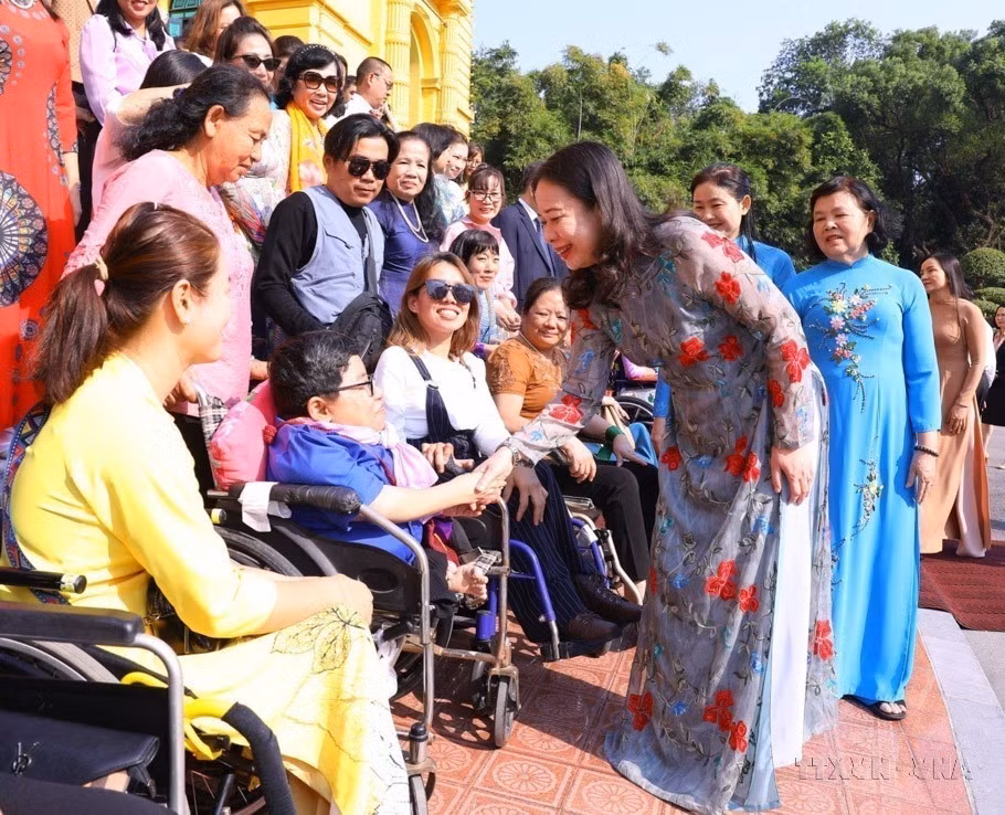  La vice-présidente Vo Thi Anh Xuan rencontre une délégation de femmes handicapées à l'occasion du 92e anniversaire de la Journée des femmes du Vietnam, le 20 octobre. Photo: VNA 