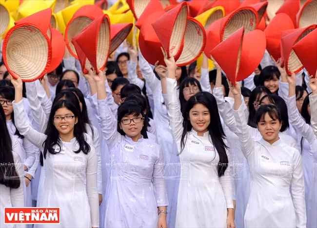 Plus d’un millier de lycéennes Trung Vuong portant l’Ao dài, ​disposées en forme de S - la forme du Vietnam, avec les archipels de Paracel (Hoàng Sa) et de Spratly (Truong Sa).
