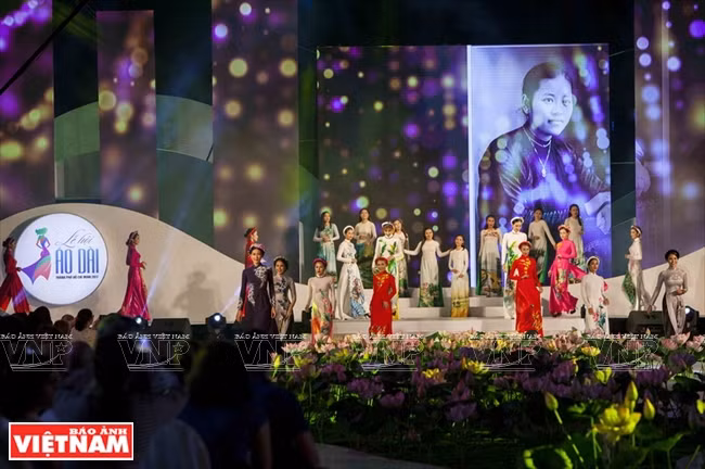 Le Programme artistique «Quintessence de l’Ao dài du Vietnam» a suscité un grand intérêt du public. 