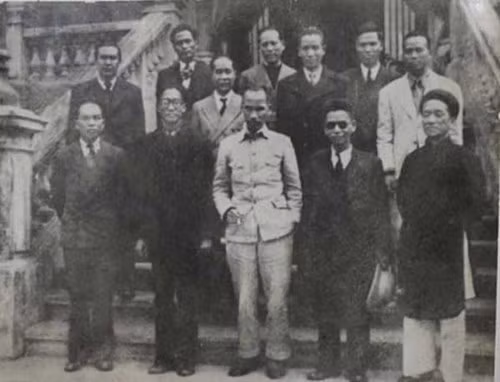 Le gouvernement intérimaire a été établi à Hanoi le 25 août 1945 par le Président Hô Chi Minh.
